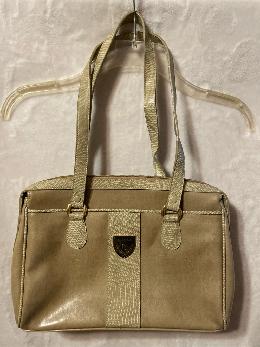 Vintage Carryland Beige Women's Shoulder Bag with Textured Trim and Crest Accent